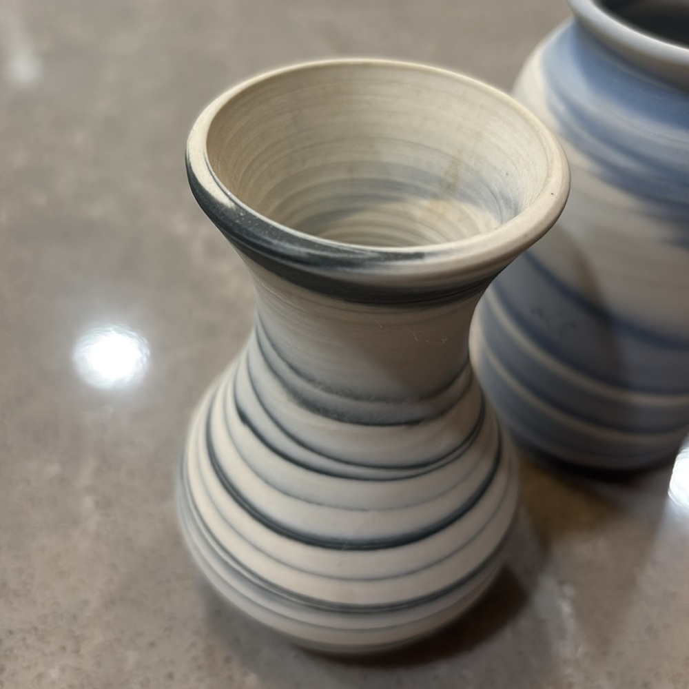 Set of 2 Small Pottery Vases - Picture 4 of 9